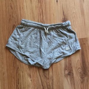 GREY NIKE LOUNGE SHORTS